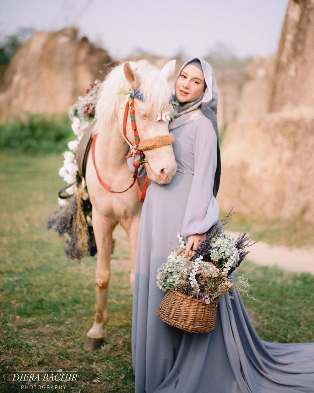Bareng Kuda, 10 Pose Maternity Shoot Irish Bella dan Ammar Zoni
