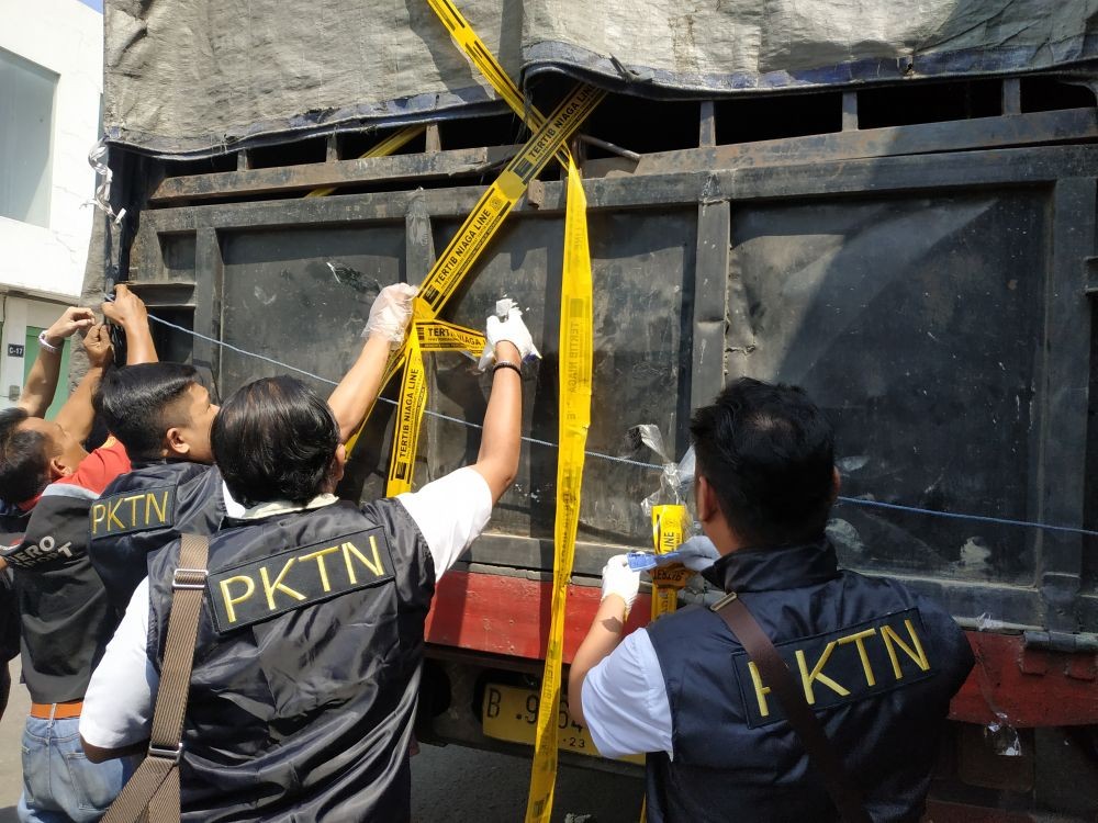 Kemendag Sita 551 Bal Pakaian Bekas Impor Ilegal di Kota Bandung