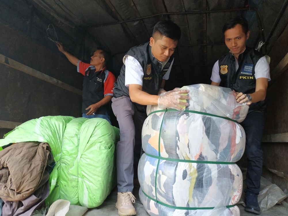 Kemendag Sita 551 Bal Pakaian Bekas Impor Ilegal di Kota Bandung