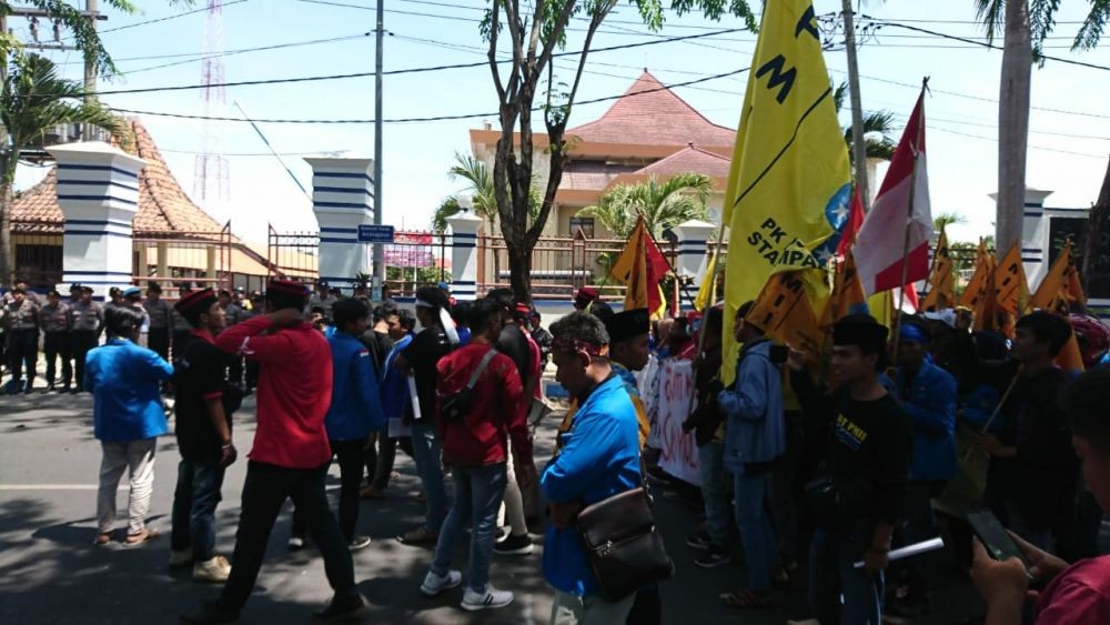 Mahasiswa Sampang Demo, Tolak Kenaikan BPJS