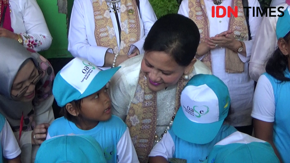 Disambut Lagu 'Selamat Datang Kakak', Iriana Menari Bersama Anak PAUD