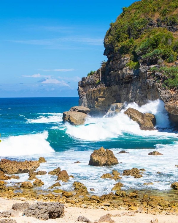 10 Wisata Pantai di Pulau Jawa Ini Dikenal Punya Cerita Mistis & Horor