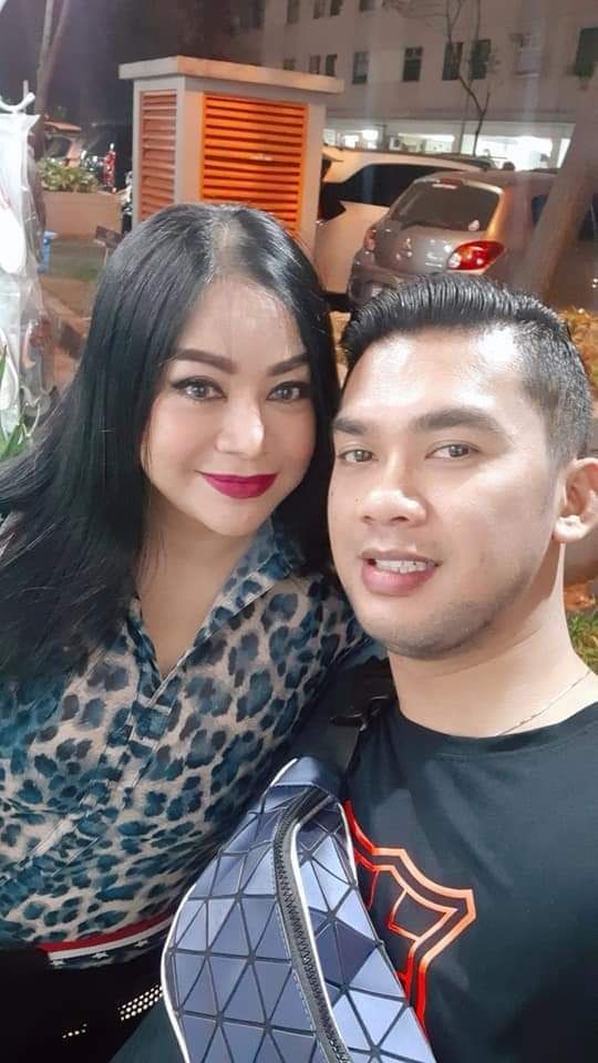 Terpikat Brondong, 10 Gaya Pacaran Mesra Anisa Bahar dan Pasangan