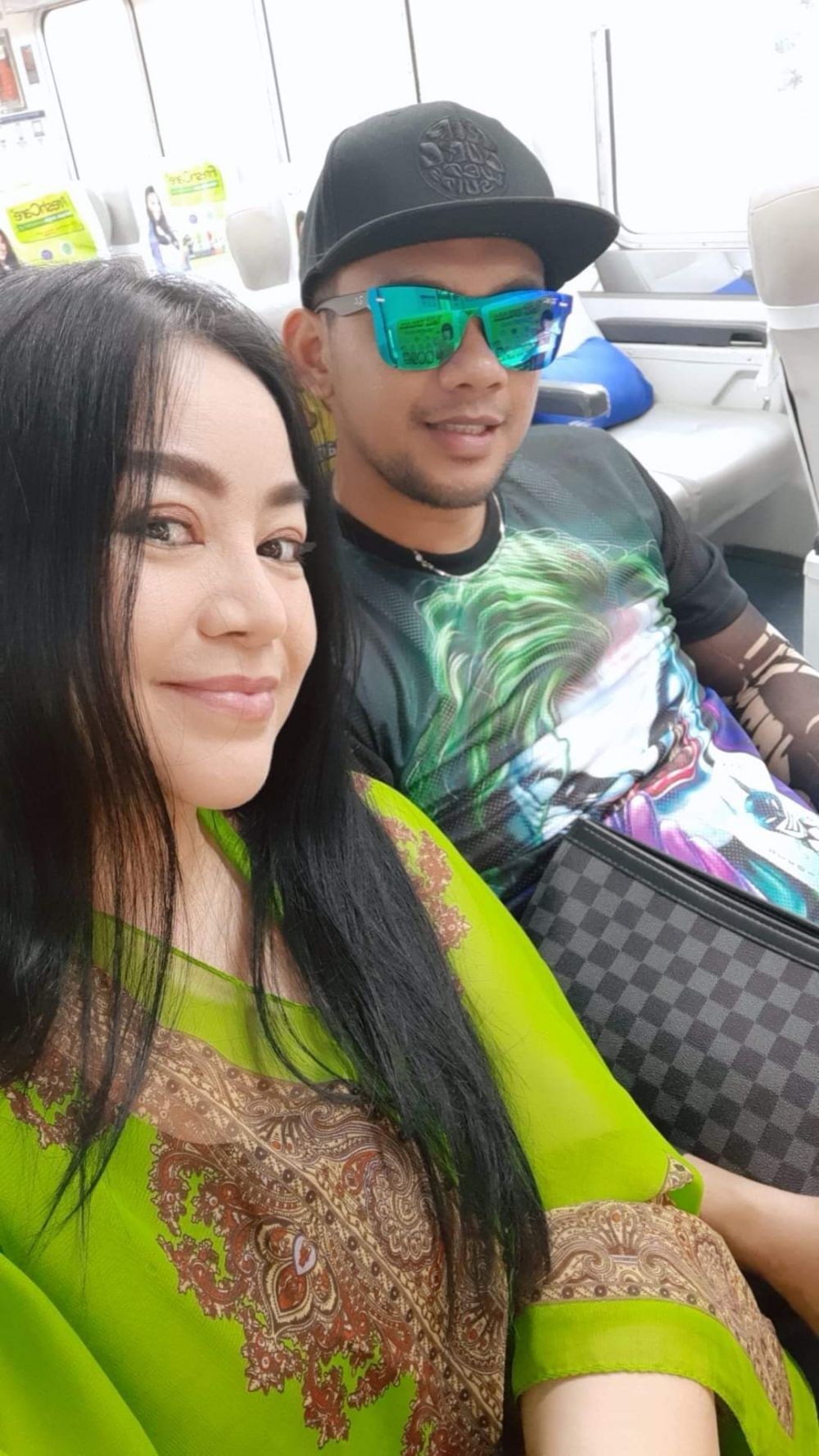 Terpikat Brondong, 10 Gaya Pacaran Mesra Anisa Bahar dan Pasangan