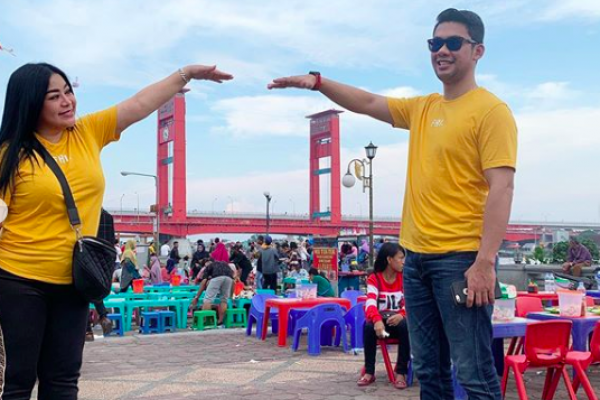 Pacaran dengan Brondong, 10 Potret Mesra Anisa Bahar dan Junaid