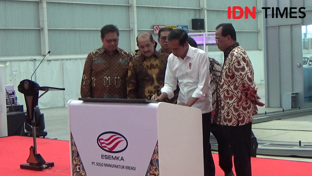 Resmikan PT SMK, Jokowi Jajal Mobil Esemka