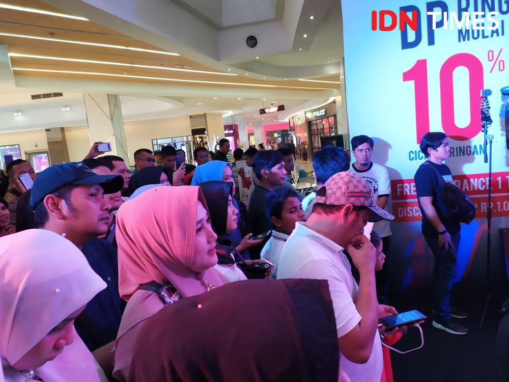 [FOTO] Armand Maulana Bikin Pengunjung Centre Point Mall Histeris