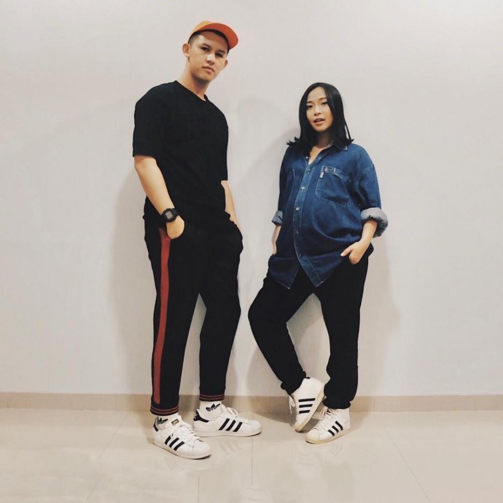 Inilah 10 Inspirasi OOTD Couple Hits ala Rinni Wulandari & Jevin Julian
