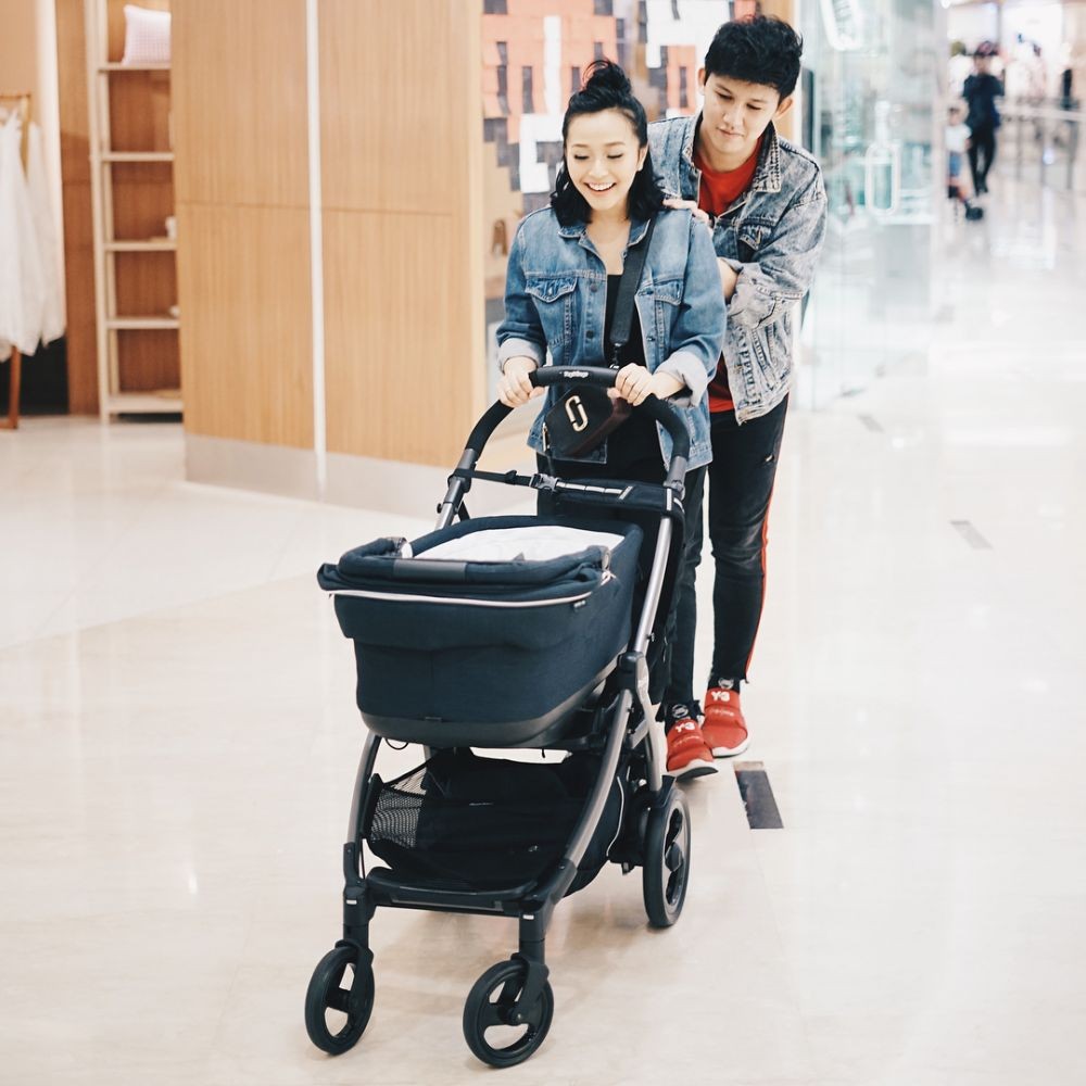 Inilah 10 Inspirasi OOTD Couple Hits ala Rinni Wulandari & Jevin Julian