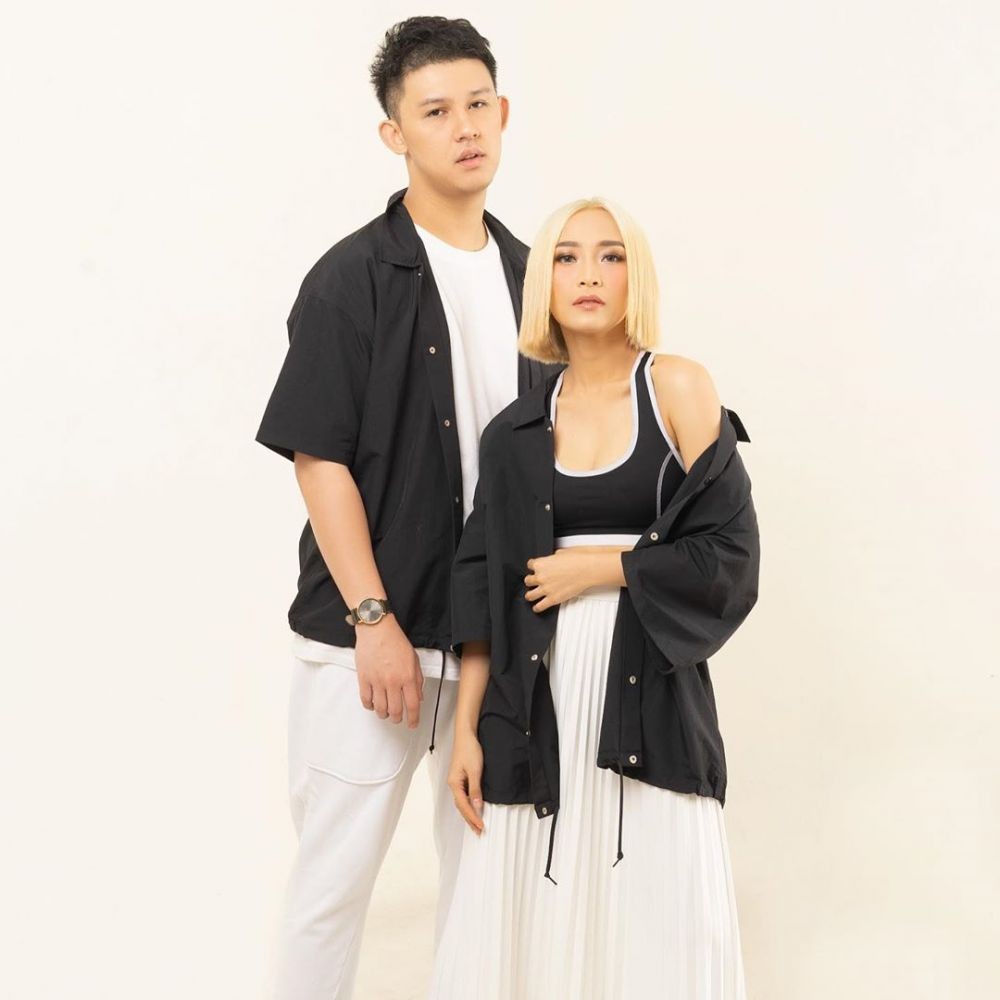 Inilah 10 Inspirasi OOTD Couple Hits ala Rinni Wulandari & Jevin Julian