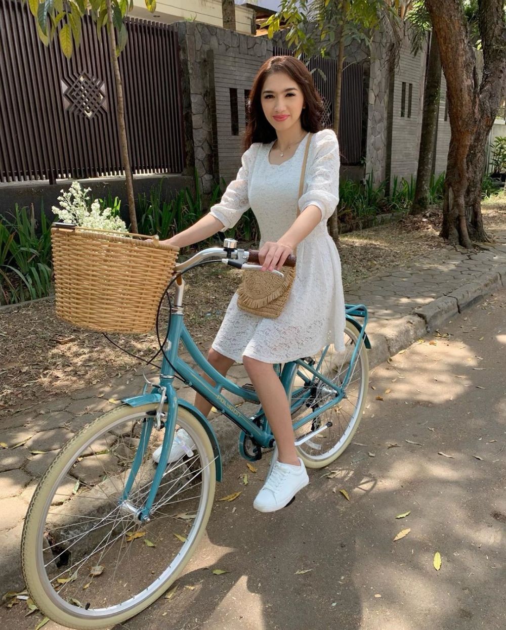 Move On Setelah Putus, 10 Potret Angel Karamoy yang Makin Memesona