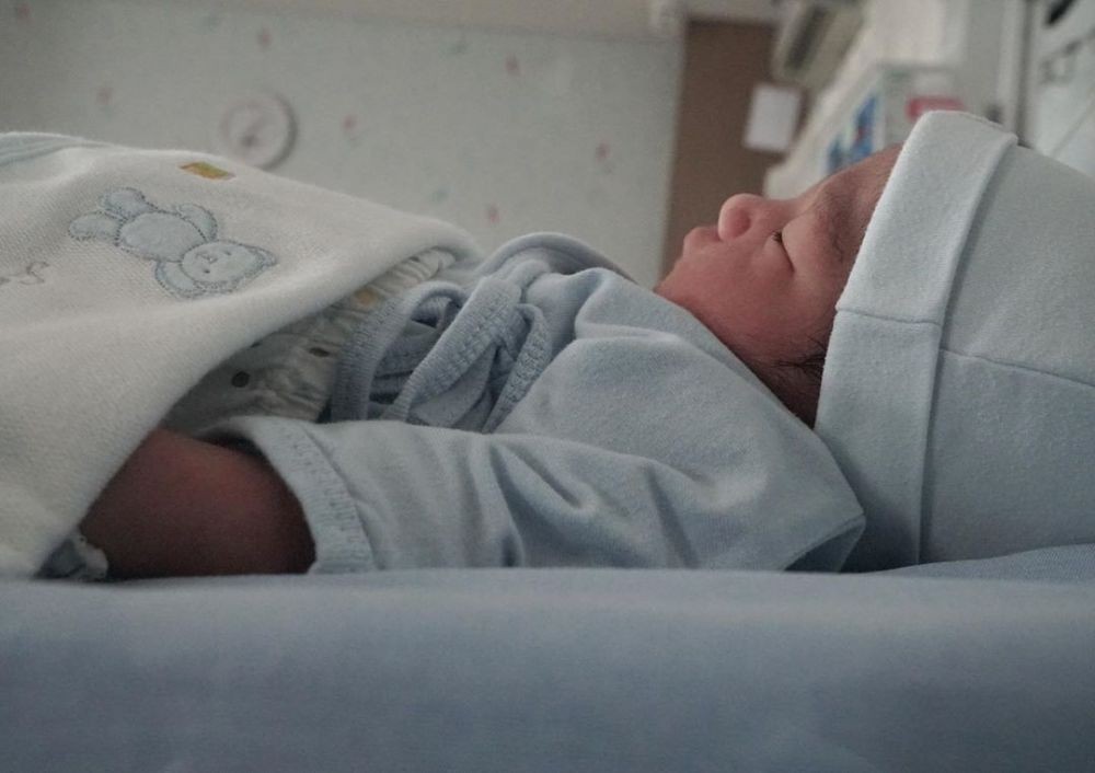 10 Momen Bahagia Kelahiran Medina Zein Dikaruniai Seorang Putra