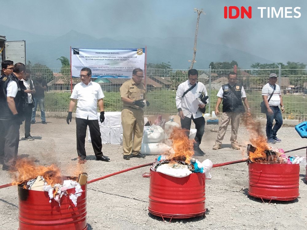 Puluhan Boneka Doraemon dan Sepeda Ontel Dibakar Petugas, ini Sebabnya