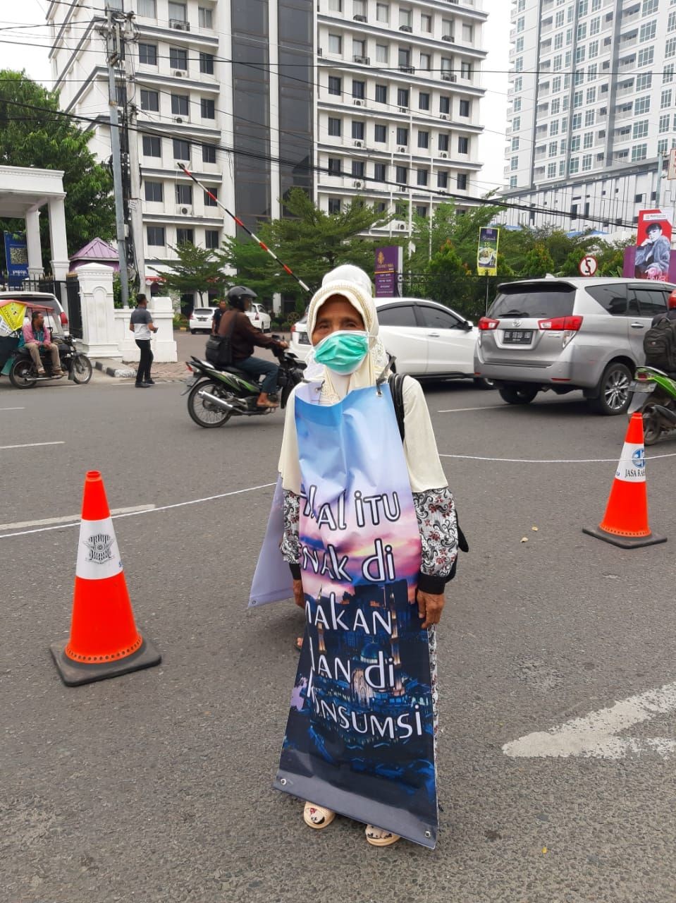 Emak-emak dan Nenek-nenek Turun ke Jalan Edukasi Wisata Halal di Medan