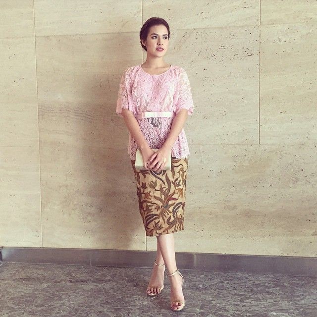 9 Inspirasi Style Kebaya ala Raisa, Bikin Aura Makin Terpancar
