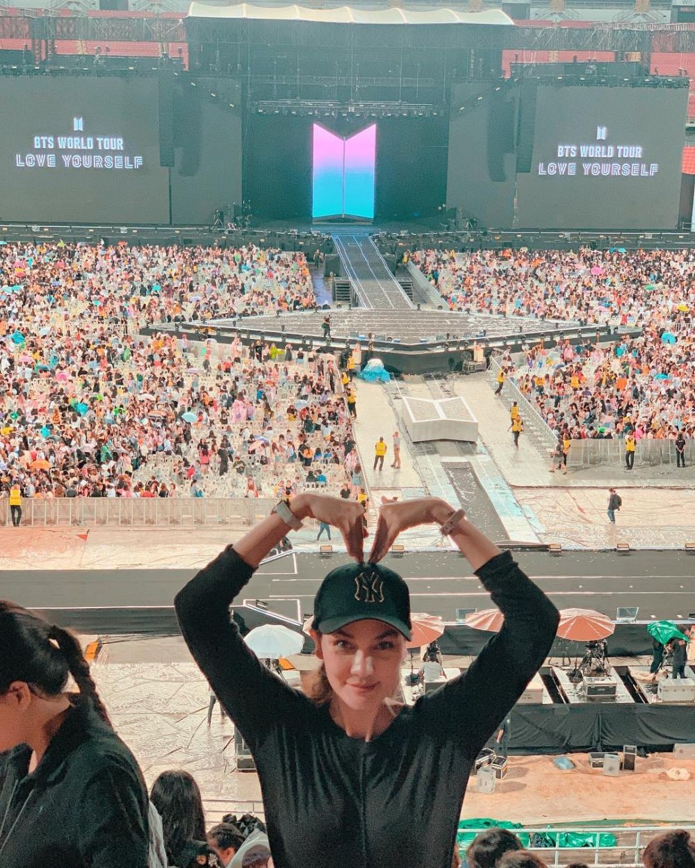 Totalitas Luna Maya Jadi ARMY Sejati, Bukti Sah sebagai Fans BTS
