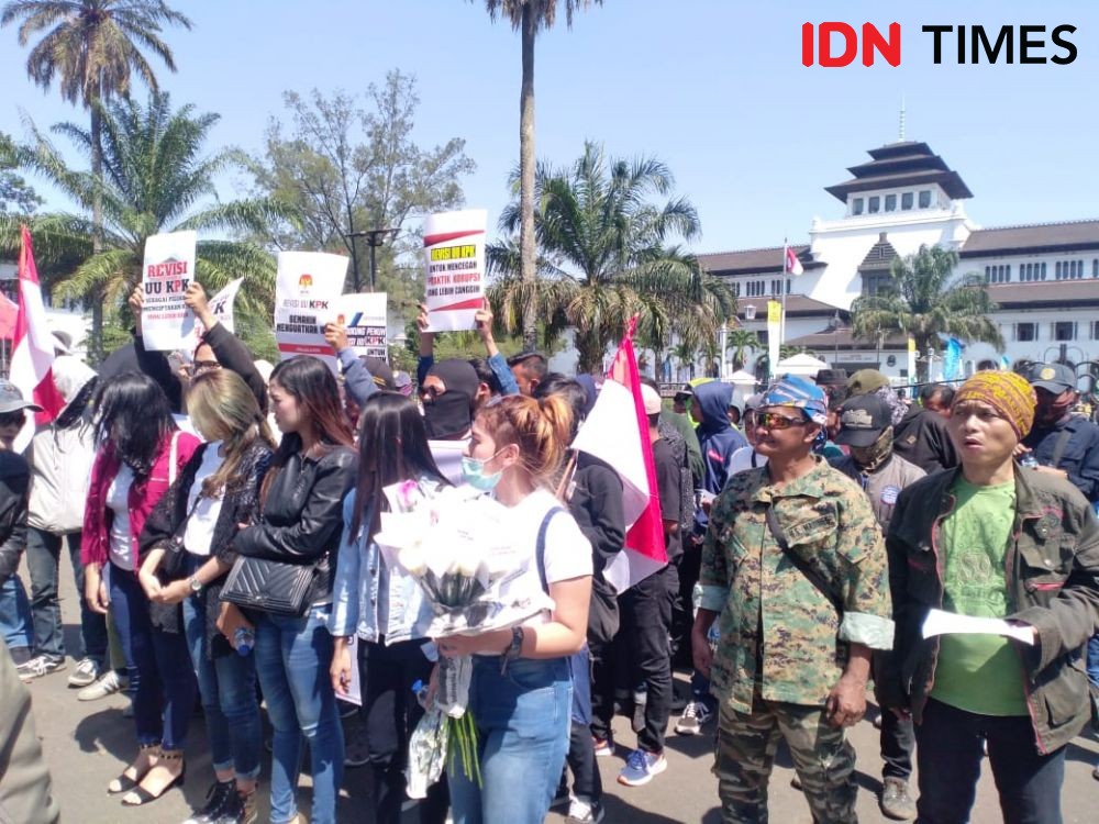 Ketika Aksi Dukung Revisi UU KPK Dilakukan Mojang Bandung