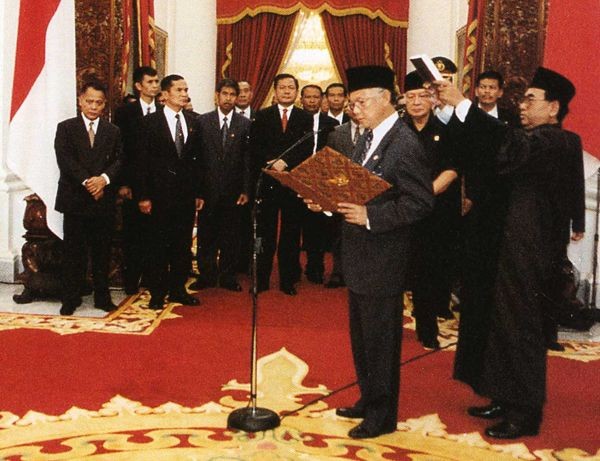 Jabat Menteri Riset dan Teknologi hingga jadi Presiden RI ke-3 menggantikan Soeharto