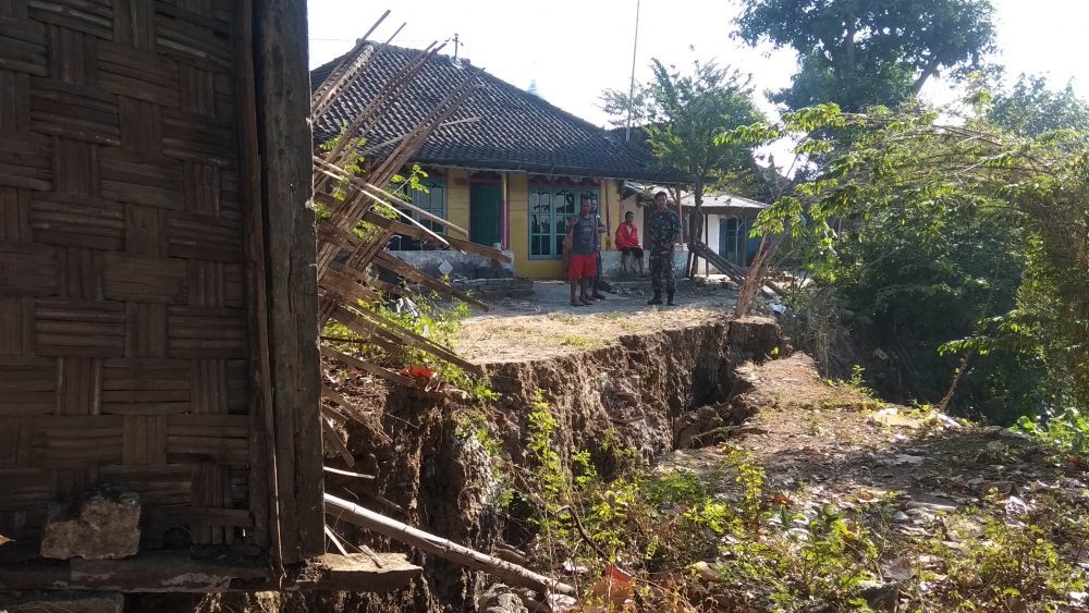 Puluhan Rumah di Bantaran Sungai Bengawan Solo Terancam Longsor  