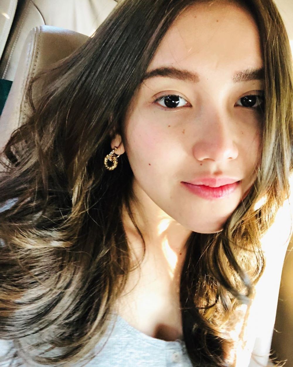 10 Pesona Ayu Ting Ting tanpa Makeup Tebal