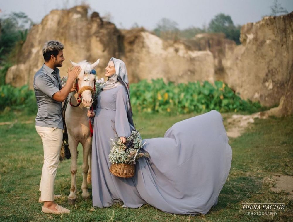 10 Pesona Irish Bella Tampil Makin Anggun Mengenakan Hijab