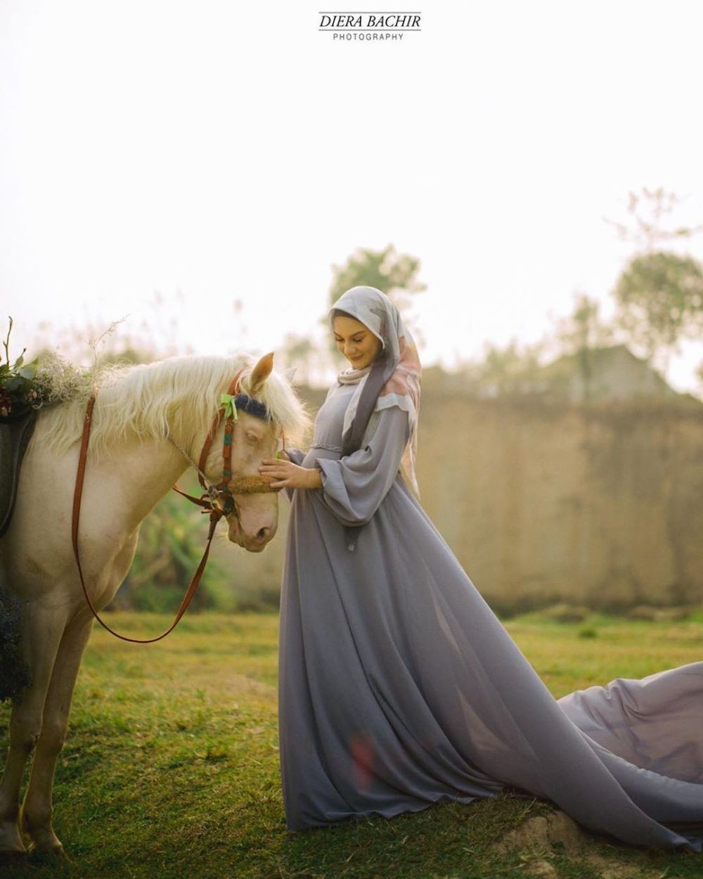 10 Pesona Irish Bella Tampil Makin Anggun Mengenakan Hijab