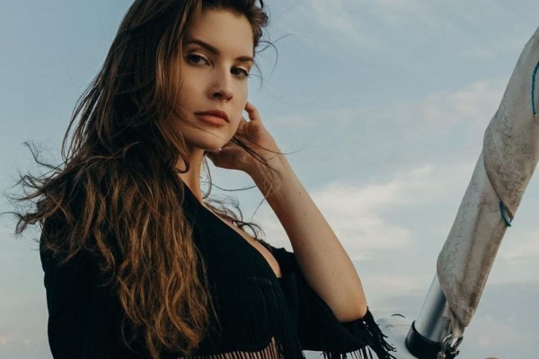 10 Pesona Amanda Cerny, Selebgram Terkenal Amerika yang Memikat!