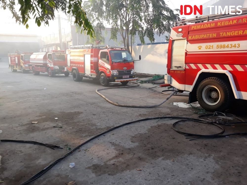 Tiga Gudang di Tangerang Ludes Terbakar, Kerugian Capai Rp800 Juta