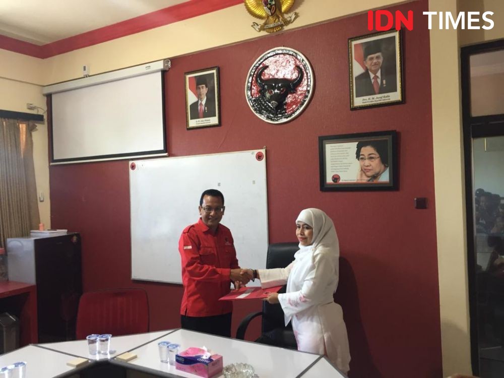 Istri Mantan Wali Kota Surabaya Ambil Formulir Pendaftaran di PDIP