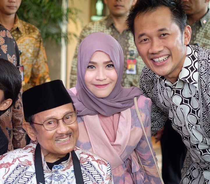 Kenangan Terindah 10 Kedekatan Artis Indonesia Dengan Bj Habibie