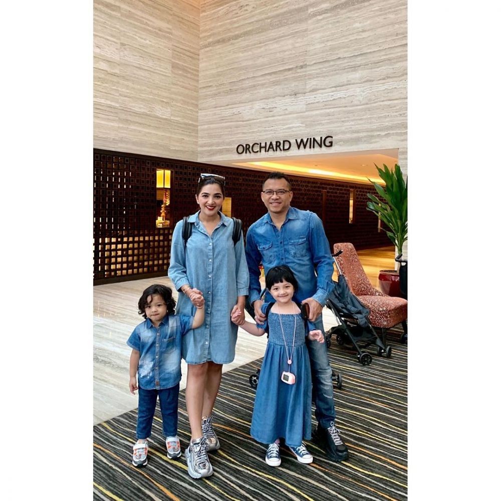10 OOTD Liburan ala Ashanty, Cocok untuk Mama Millennial!