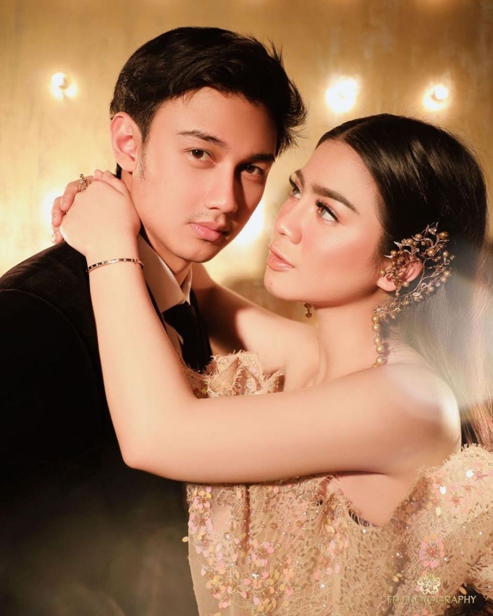 Bak Prewedding! 9 Gaya Mesra Pemotretan Pasangan Selebriti