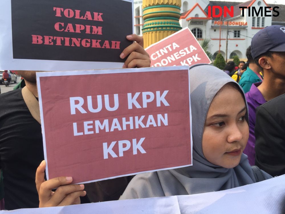 Puisi Sengkuni Menggema saat Unjuk Rasa Tolak Revisi UU KPK di Medan