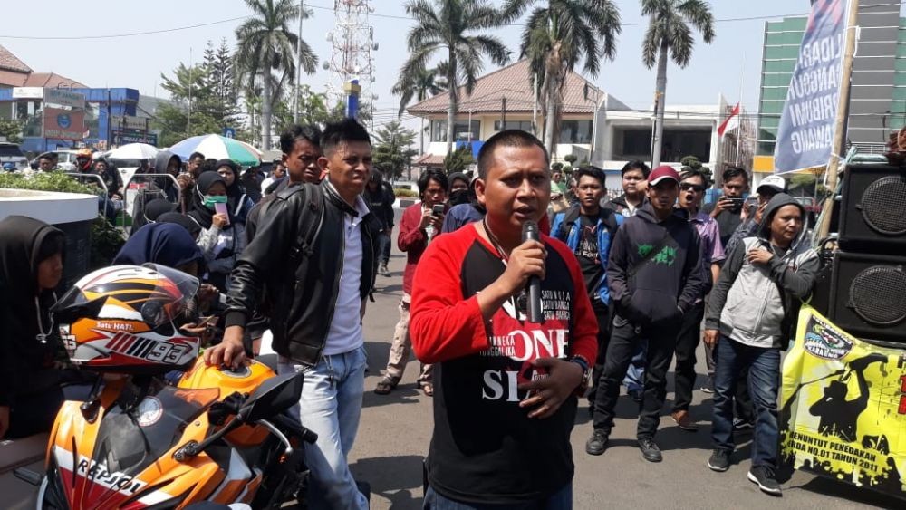 Tak Pernah Diterima Kerja, Pengangguran Demo di Kantor Bupati Karawang