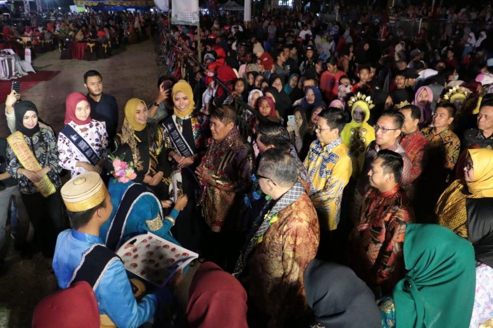 Ribuan Orang di Festival Pinisi Bulukumba Doakan BJ Habibie