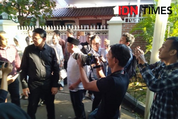 Berbaju Hitam, Ahok Melayat ke Rumah BJ Habibie