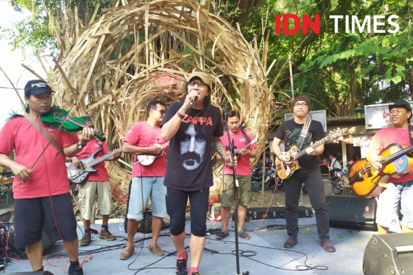 Penyanyi Roy Jeconiah Mendadak Manggung Bareng Grup Keroncong