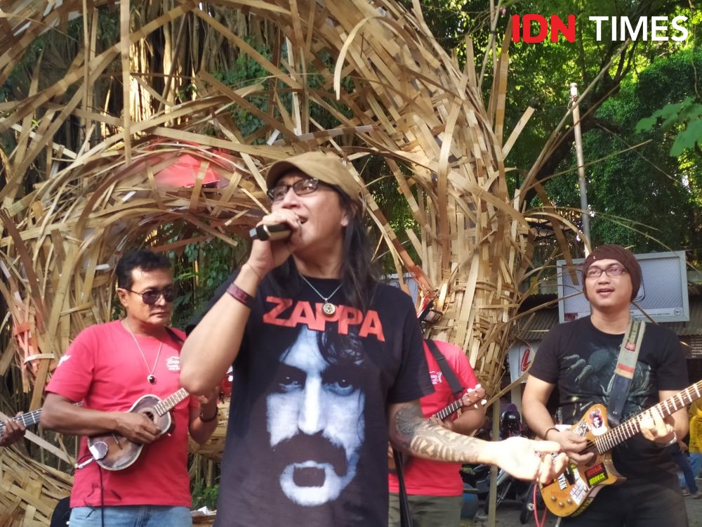 Penyanyi Roy Jeconiah Mendadak Manggung Bareng Grup Keroncong