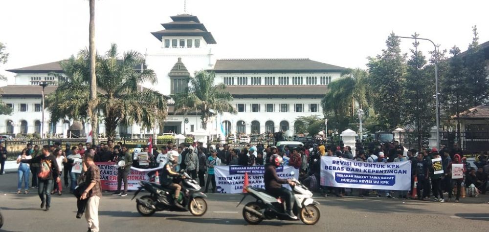 RUU KPK Disetujui Jokowi, Pendukung Euforia di Depan Gedung Sate