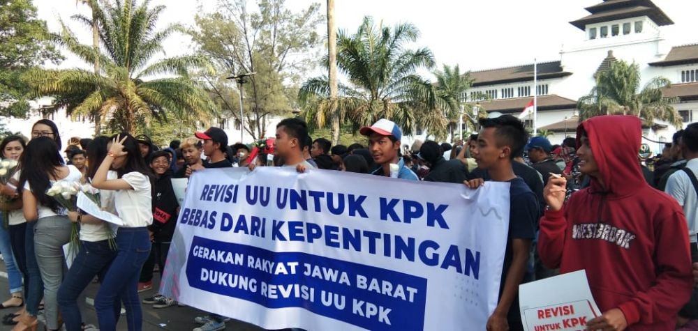 RUU KPK Disetujui Jokowi, Pendukung Euforia di Depan Gedung Sate