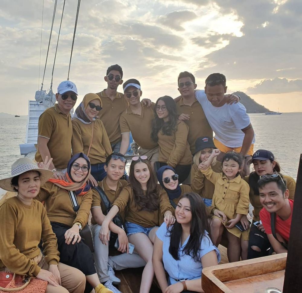 Memikat, 10 Potret Liburan Ayu Ting Ting Naik Kapal ke Labuan Bajo