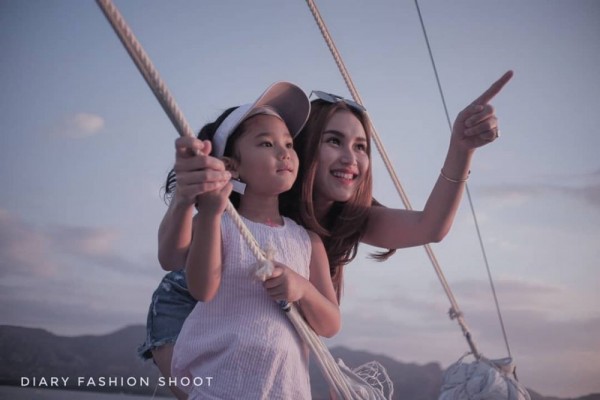10 Potret Ayu Ting Ting Liburan Naik Kapal Pinisi, Seru!