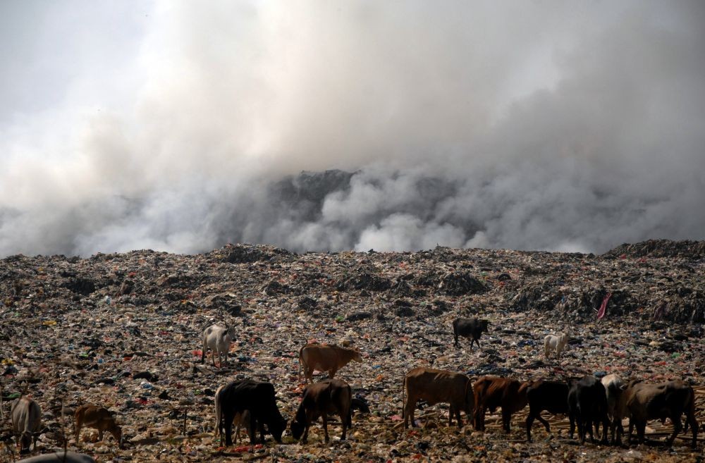 [FOTO] TPA Antang Terbakar, Sebagian Makassar Diselimuti Kabut Asap