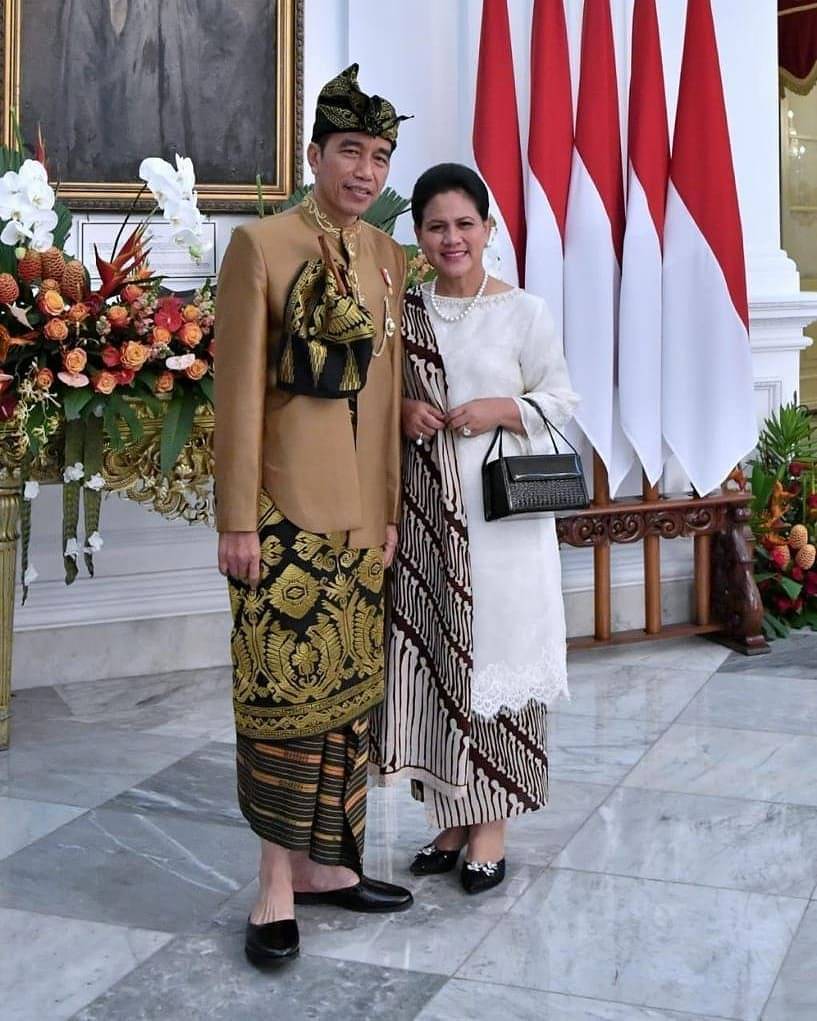 Gaya Khas Ibu Iriana Mengenakan Kebaya, Pasti Pakai Selendang Batik