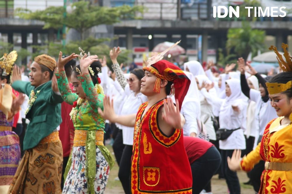 Ribuan Warga Kota Medan Ikut Tarian Ahooi di Lapangan Merdeka Medan 