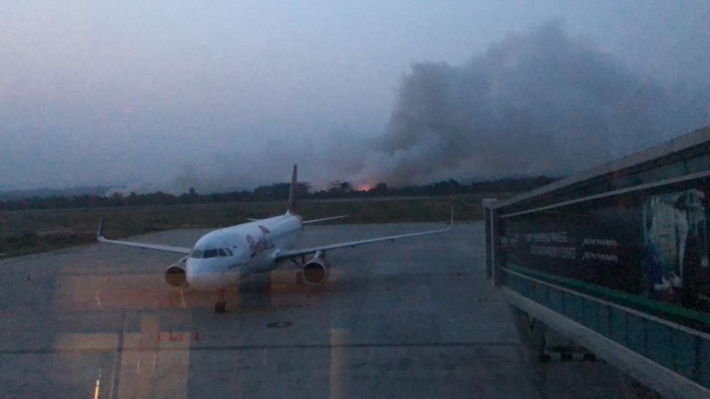 Tiga Hari Bandara APT Pranoto Dikepung Asap, 47 Penerbangan Dibatalkan