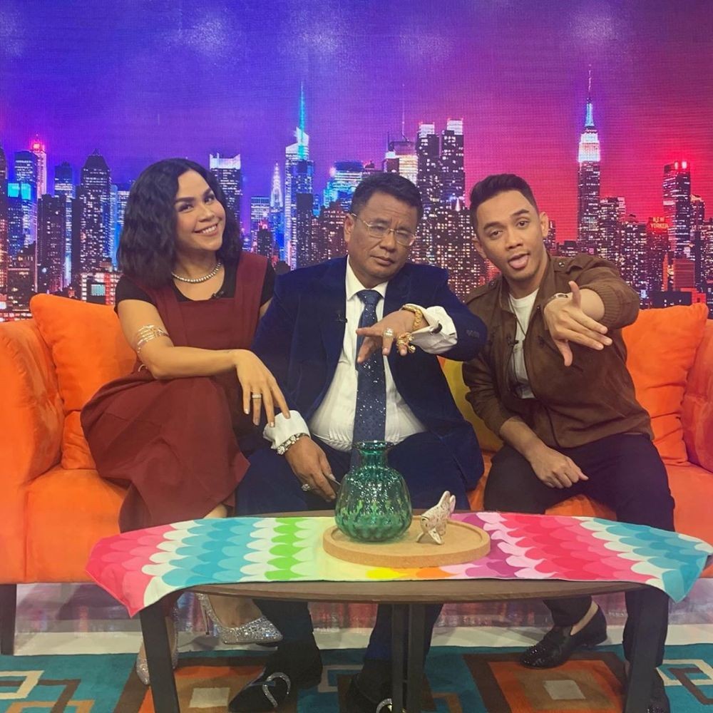 Jadi Nge-Host Bareng, 10 Potret Kompak Melaney Ricardo & Hotman Paris