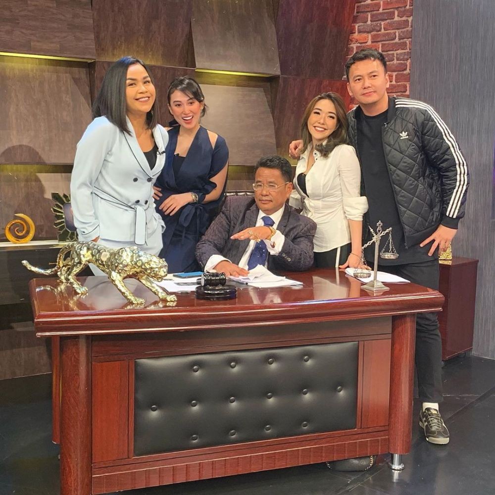 Jadi Nge-Host Bareng, 10 Potret Kompak Melaney Ricardo & Hotman Paris