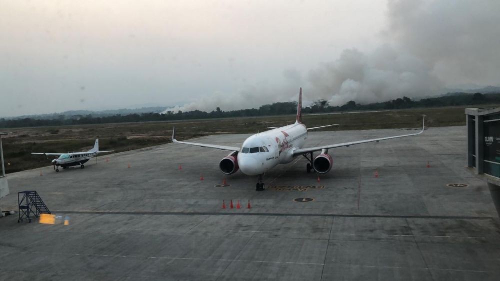 Tiga Hari Bandara APT Pranoto Dikepung Asap, 47 Penerbangan Dibatalkan
