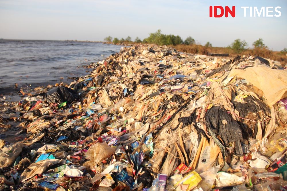 DLH Tangsel Keruk 20 Meter Longsoran Sampah dari Sungai Cisadane 
